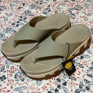 SALE
Vionic Taupe Chevron-Pattern Platform Flip Flops